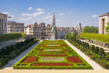 Brüksel, Belçika. Mont des Arts Park ve Belediye Binası kulesi, arkada.