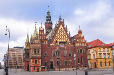 Wroclaw Belediye Binası (Belediye Binası ve Pazar Meydanı) ve ana meydan. Polonya
