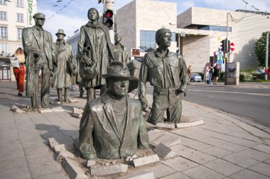 Anonim Yayalar - Polonya'da sıkıyönetim giriş anıtı, Polonyalı sanatçı Jerry Kalina tarafından 2005 yılında yapılan.