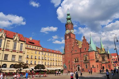 Wroclaw Belediye Binası (Belediye Binası ve Pazar Meydanı) ve ana meydan. Polonya