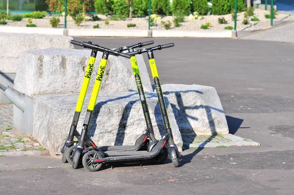 Kaldırıma elektrikli scooter park ettim. Toplu taşıma ve bisiklette yeni bir alternatif. Wroclaw Polonya