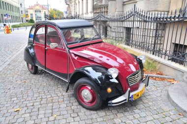 Wroclaw, Polonya, Ekim 2019. Yaşlı Citroen 2cv Charleston Wroclaw caddesinde duruyor.