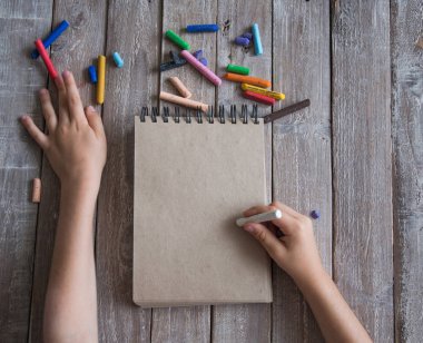 Boya kalemi ve çizim çocuklar