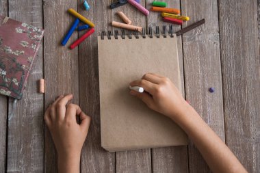 Boya kalemi ve çizim çocuklar