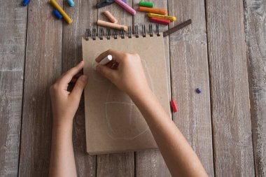 Boya kalemi ve çizim çocuklar