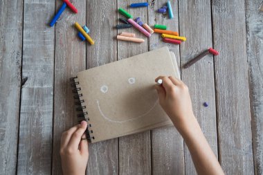 Boya kalemi ve çizim çocuklar