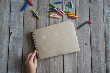 Boya kalemi ve çizim çocuklar