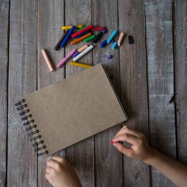 Boya kalemi ve çizim çocuklar