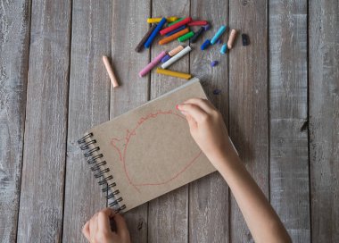 Boya kalemi ve çizim çocuklar