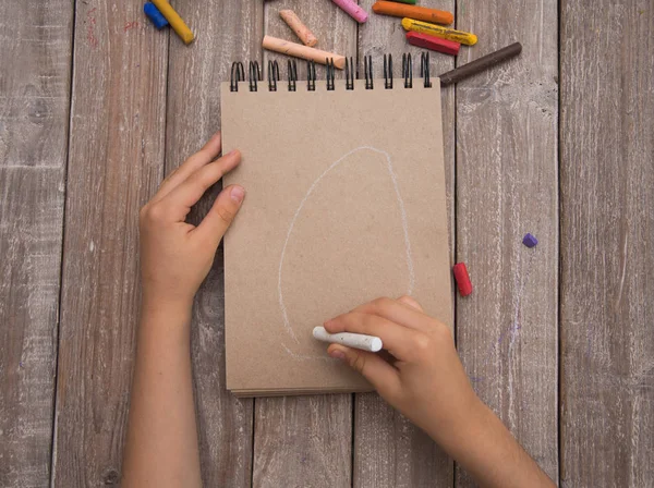 Boya kalemi ve çizim çocuklar