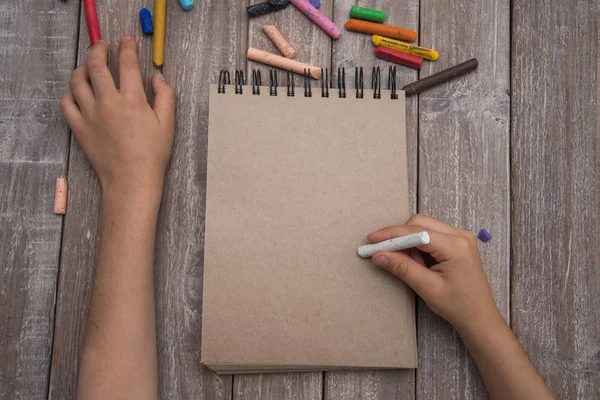 Boya kalemi ve çizim çocuklar