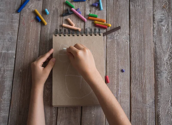 Boya kalemi ve çizim çocuklar