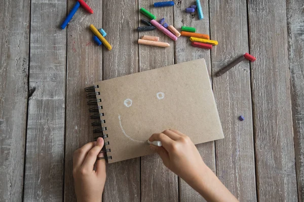 Boya kalemi ve çizim çocuklar