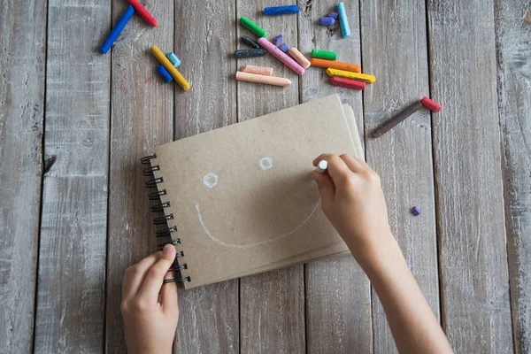 Boya kalemi ve çizim çocuklar