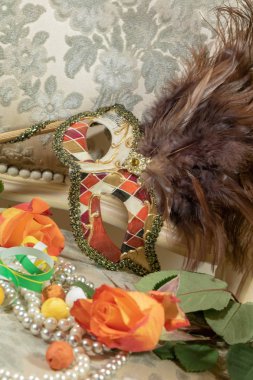 Arlequin el maskesi, karnaval ve çiçek corso
