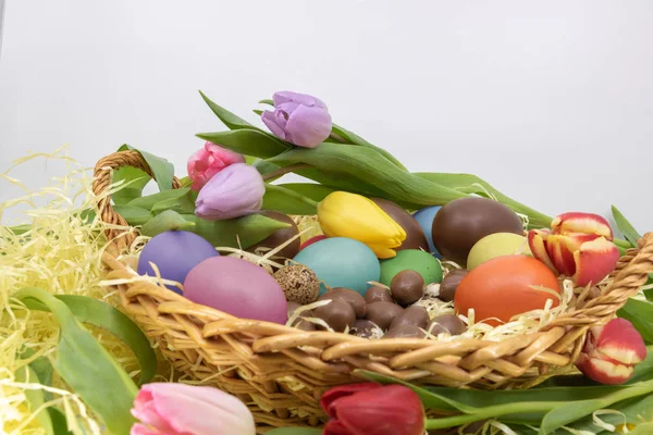 Påskfest Och Ankomsten Våren Med Dess Symboler Ägg Och Tulpaner — Stockfoto