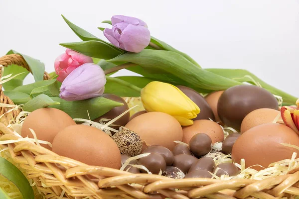 Vårens Ankomst Och Påsk Firande Tulpaner Och Egg Hunt — Stockfoto