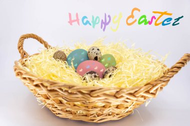 Boyalı yumurta çiftliği sepet ve İngilizce mutlu Paskalya metinde