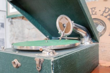 Yeşil bavul taşınabilir vinil kayıt çalar