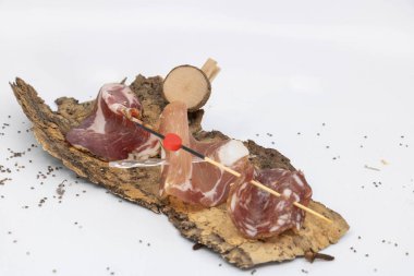 Bir mantar meşe kurulu üzerinde Korsika charcuterie tabağı