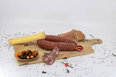 Meze tabağı charcuterie preslenmiş peynir ve zeytin
