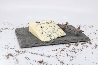 Mavi peynir ve yabani adaçayı tatmak için kayrak tepsisi