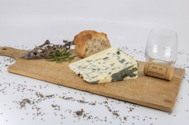 Şarap ve baget cam ile Mavi peynir tabağı - şarap şişeleri mantarlar üzerinde, şarap imalathaneleri adı görünmüyor, sadece söz 