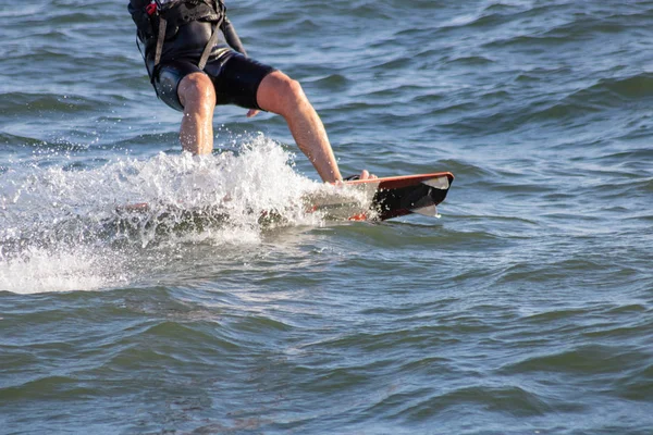 Primo Piano Sulla Schiuma Fatta Bordo Kitesurf — Foto Stock