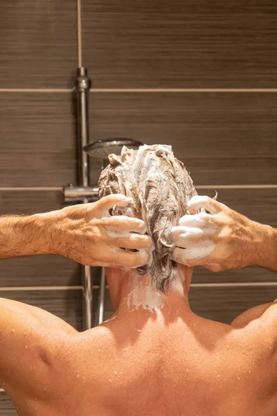 Homme Dos Mousse Son Shampooing Tout Lavant Les Cheveux Sous Photo De Stock