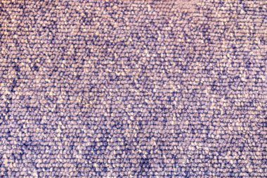 Halkalı mavi ve beyaz benekli zemin halısının kapatılması