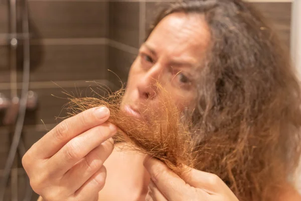 Triste Femme Devant Ses Cheveux Abîmés Fourchus Photos De Stock Libres De Droits