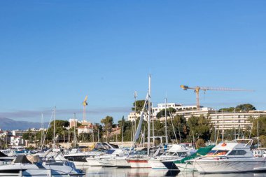 Cap d'Antibes ve şehir Juan les Pins gayrimenkul inşaat ve yenileme, limandan görünümü