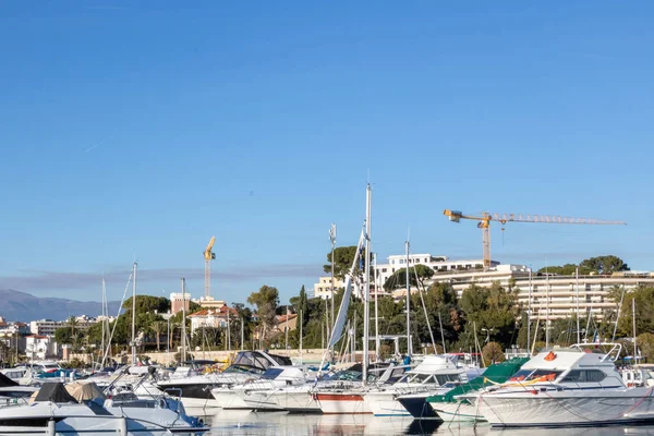 Cap d'Antibes ve şehir Juan les Pins gayrimenkul inşaat ve yenileme, limandan görünümü