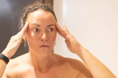 Başı ağrıyan kadın