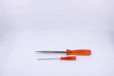 elektrik için düz tornavida ve tornavida - inşaat ve bayındırlık profesyonelleri için beyaz arka plan üzerinde izole nesneler