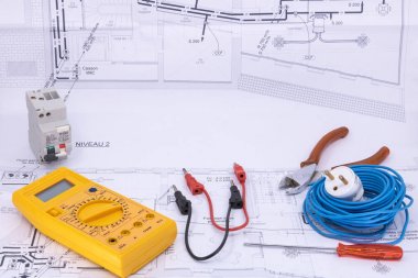 elektrikçiler için ev planı ve elektrik donanımları ile elektrikçi işgal grafik kaynak