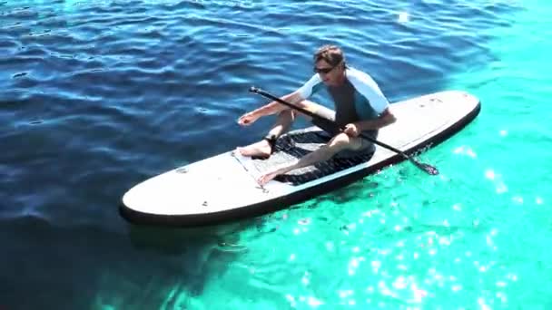 Empieza Remar Disfruta Tus Vacaciones Pasa Buen Rato Anciano Que — Vídeo de stock