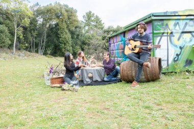 Babalar Günü, doğum günü ya da Hasat Festivali için babalarına hediye ve sürpriz bir piknik sunan çocuklar. Oğlu bir urbex atmosferde kırsal gitar çalar