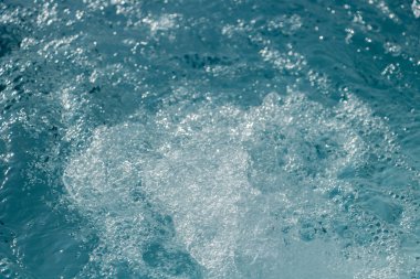 Denizde sörf, jakuzide su köpüğünde hava kabarcığı.