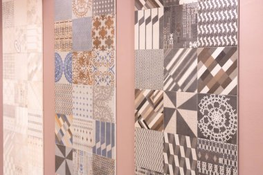 Farklı renk ve desenduvar kiremit kurulum Portekizce mozaik Azulejo yapılan mutfak duvarında Credenza