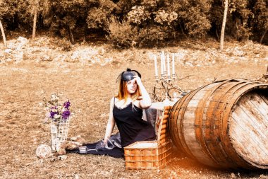 Bir hasat sonbahar filtre hasat sırasında peçe, vintage tarzı ve steampunk ile gece elbisesi ve bibi şapka genç kadın