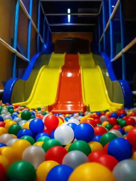 Tomma Färgglada Ball Pit Visa Närbild Gul Blå Röd — Stockfoto