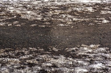 Yol halindeki tuz ile. Frost sonra tezcan