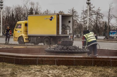Rusya, Moskova, Mart 2019. Fuar. cadde temizlik hizmeti. Fontaine Temizleme