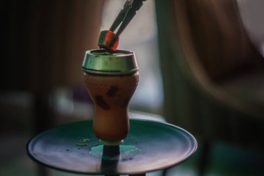 Sigara closeup vitage tarzı Koyu kahverengi bulanıklık arka plan için kömür ile Nargile kase. 