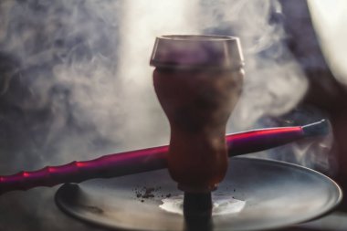 Sigara closeup vitage tarzı Koyu kahverengi bulanıklık arka plan için kömür ile Nargile kase. Tütün duman sis