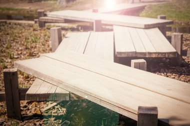 İyi yol konsepti. Eski ahşap köprü. Güneş ışığı