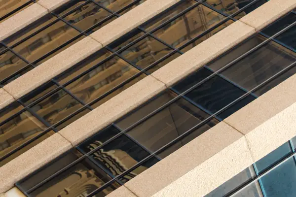 Kentsel soyut - pencereli köşe ofis binası