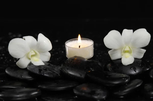 Dwa Białe Orchid Kamieniami Biała Świeca Terapii — Zdjęcie stockowe
