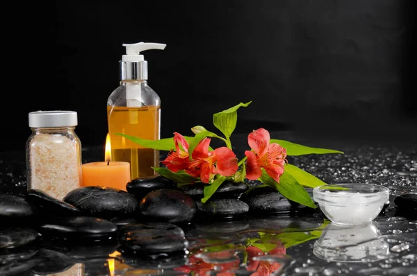 Spa Natura Morta Con Fiori Rossi Olio Massaggio Candela Asciugamano — Foto Stock